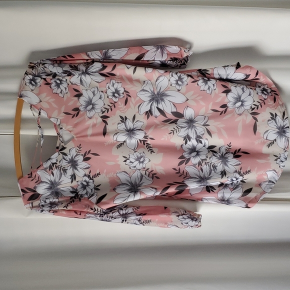 Flowered Stretch Blouse with Criss-cross Back - Picture 2 of 10